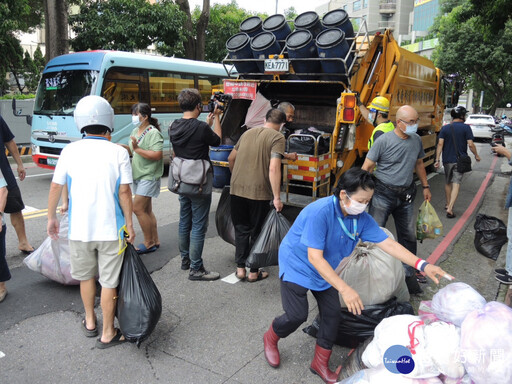 恢復市容捨我其誰 桃市清潔隊1日中午加班收運垃圾