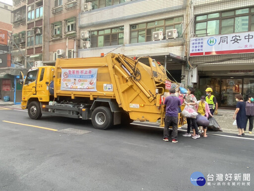 恢復市容捨我其誰 桃市清潔隊1日中午加班收運垃圾