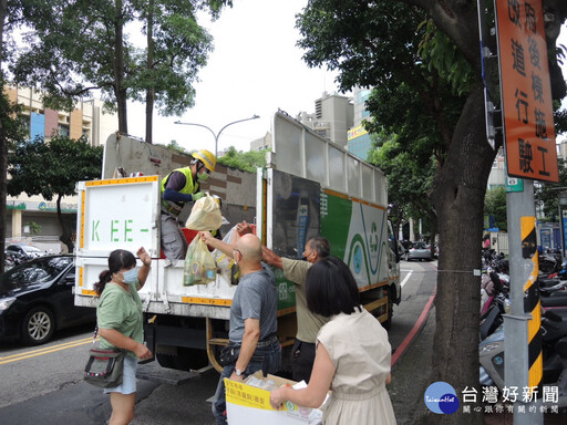 恢復市容捨我其誰 桃市清潔隊1日中午加班收運垃圾