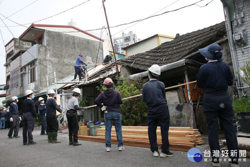 南投慈濟助弱勢修屋避風雨 祖孫三代能安居無憂