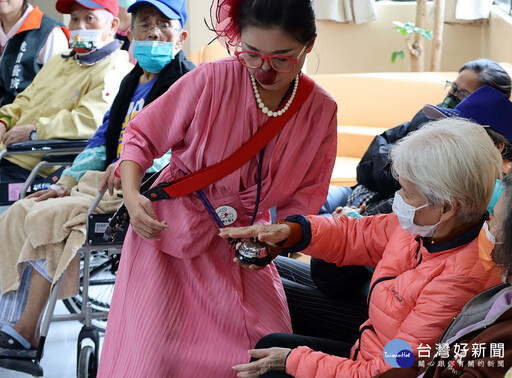 紅鼻子醫師幽默療法登場 部桃帶領失智長者擁抱笑聲與希望