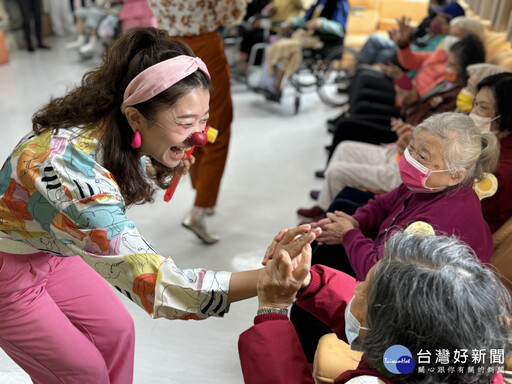 紅鼻子醫師幽默療法登場 部桃帶領失智長者擁抱笑聲與希望