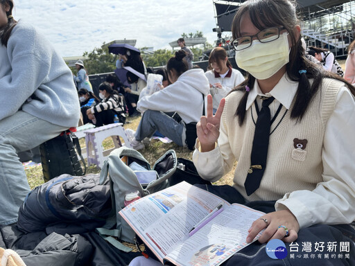 台南耶誕演唱會湧入全台粉絲 韓團EVNNE 熠熠生輝