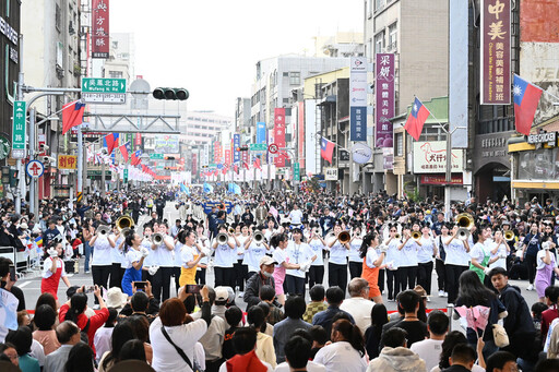 嘉義市國際管樂節踩街嘉年華登場 職棒啦啦隊大跳爆紅應援曲