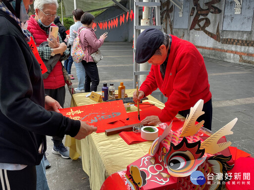 新北揮毫賀蛇年 贈春聯增添歡樂與祝福