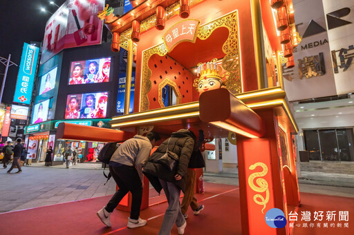 台北燈節必逛！宮廟燈組鑽轎腳、敲鑼祈福 領限量蛇年錢母