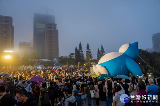 寶可夢快閃見面會 人潮擠爆光臨千塘國燈區