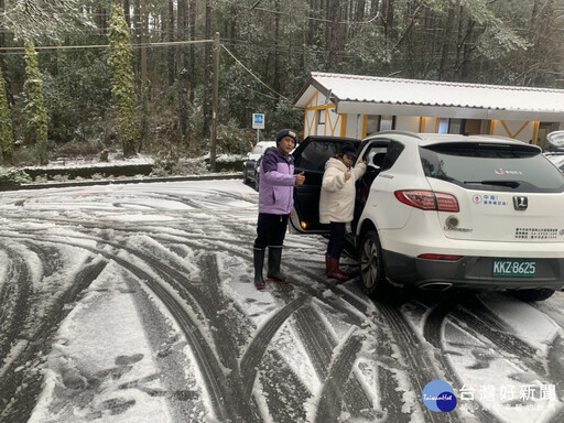 梨山降下3月雪 幸福巴士化身雪地公車接送四大部落民眾