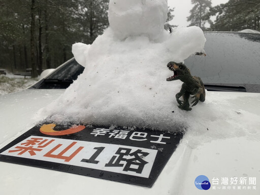 梨山降下3月雪 幸福巴士化身雪地公車接送四大部落民眾