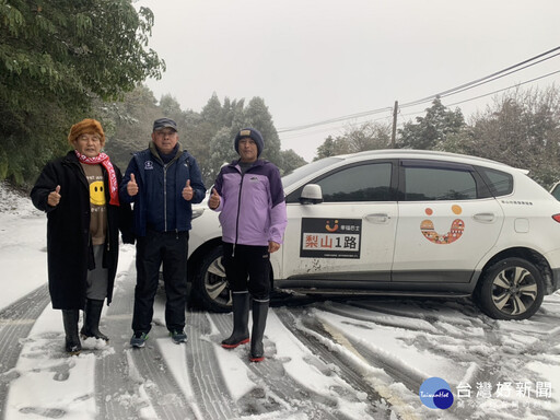 梨山降下3月雪 幸福巴士化身雪地公車接送四大部落民眾