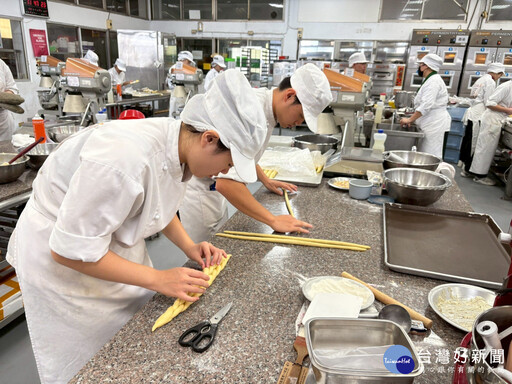全國18隊選手弘光盃創意烘焙競賽拚創意 高中職作品驚艷評審