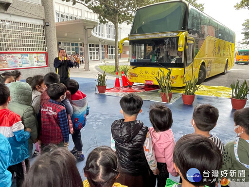 學童實境體驗大型車視野死角 從生活中落實交通安全守護力