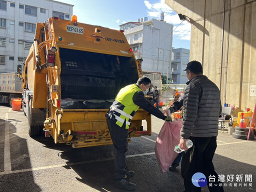 端午連假垃圾正常清運 桃園市清潔隊員持續服務市民