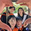 穿學士服搭六福村笑傲飛鷹 最萌創意畢業照拍攝心法
