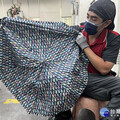 清潔隊員發揮創意巧思 廢棄雨傘搖身變環保小物