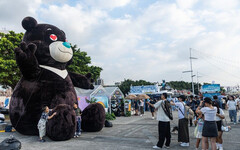 超萌「愛心眼神」熊讚現身大稻埕！ 6米高氣偶成夏日節最夯打卡點