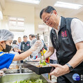 張善政視察桃市國中小免費營養午餐 提高餐補助上限、在地食材守護食安