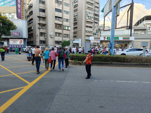 教師節連假車潮湧現 桃警啟動交通疏導機制