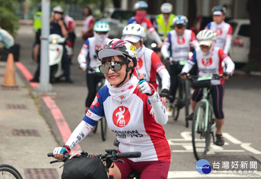 「不倒騎士」公益單車環島隊抵達臺南 攜手推動篩檢守護健康