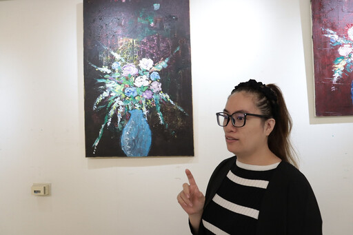 美髮師斜槓成畫家 不羈畫風引歐洲注目