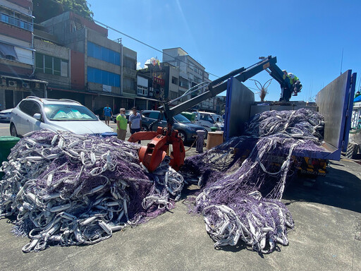 慈濟協助南方澳漁港廢棄漁網具回收再利用