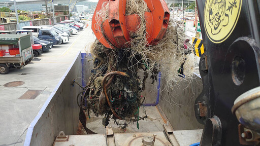 慈濟協助南方澳漁港廢棄漁網具回收再利用