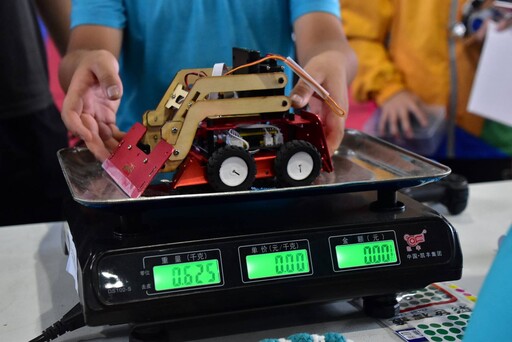 花蓮華紙公益盃 AI自走車機器人大賽