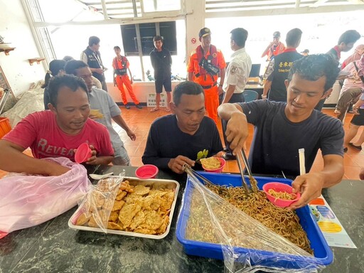 臺東移民署端午送暖 關懷外籍漁工及法令宣導