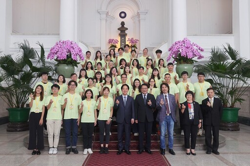 慈濟青年代表向總統分享海外志工服務的感動