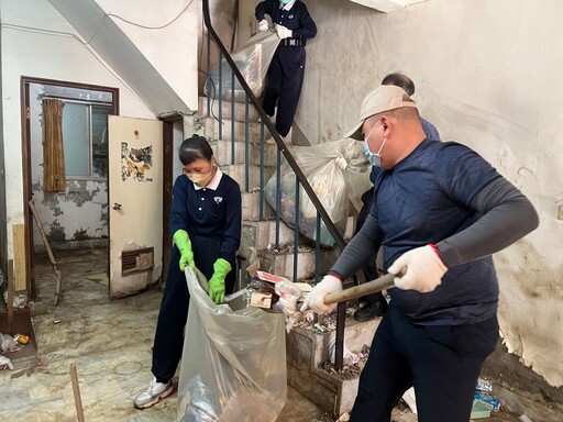 臺南老夫婦堆積三層樓雜物 百位慈濟人清出20噸