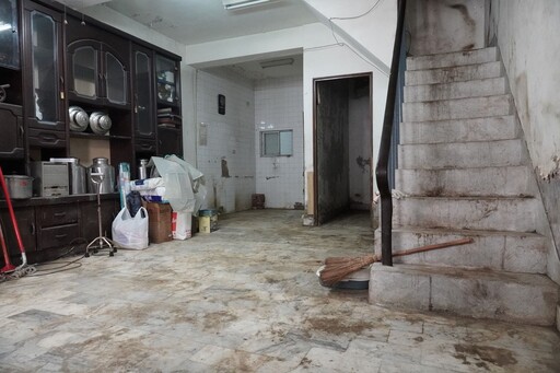 臺南老夫婦堆積三層樓雜物 百位慈濟人清出20噸