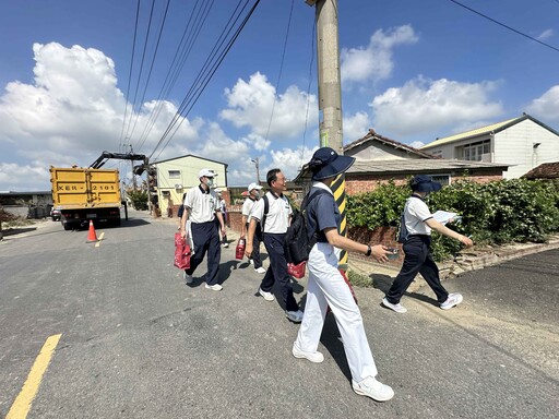 臺南慈中校長率師長參與新營安心家訪 慰問受災鄉親