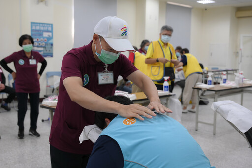 花蓮市清潔隊攜手視障按摩師 慰勞工作人員辛勞