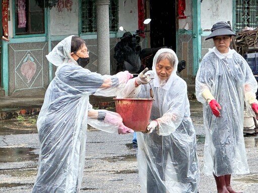 白河大雨見慈悲身影 志工冒雨助獨老清掃