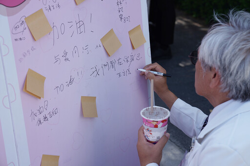 U Café應援粉色咖啡車停靠花蓮慈院 為病友加溫