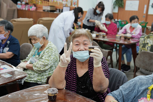 營養科團隊邀日照中心長者手作紫米金蓉糕過中秋