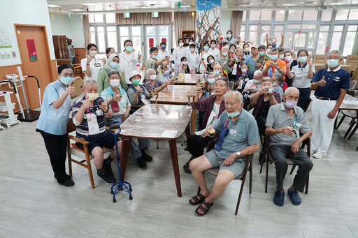 營養科團隊邀日照中心長者手作紫米金蓉糕過中秋