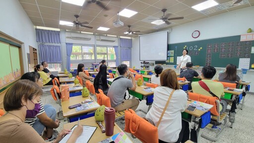 親師手牽手寶貝向前走 慈大附小溫馨學校日