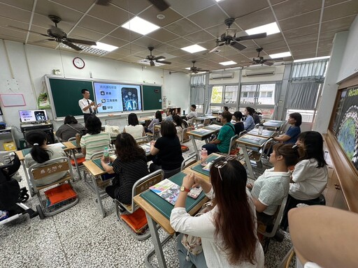 親師手牽手寶貝向前走 慈大附小溫馨學校日