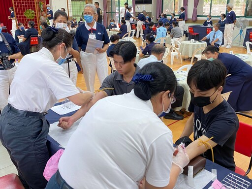 臺南東區假日街頭捐血驗血 年輕人熱血力挺