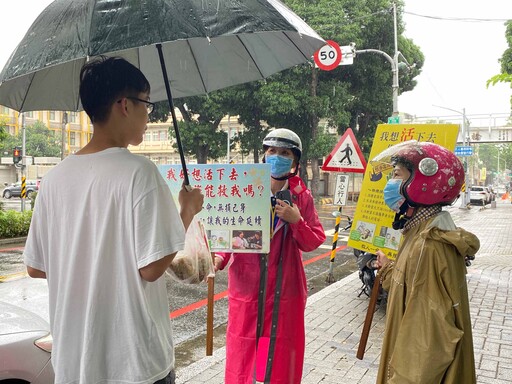 臺南東區假日街頭捐血驗血 年輕人熱血力挺