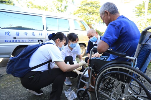 中秋月光照溫情 嘉義人醫會偏鄉關懷長者