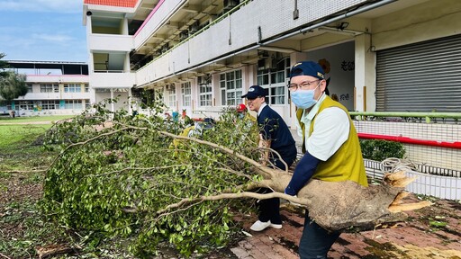 慈濟志業體與青年志工投入高屏災後復原清理