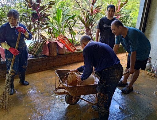 在泥濘中看見新北三芝 慈濟志工慈悲足跡身影