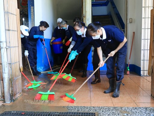 新北金山萬里校園清掃 志工協助恢復就學環境