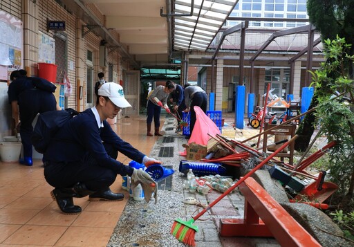 新北金山萬里校園清掃 志工協助恢復就學環境