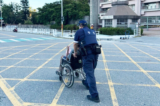 老翁行動不便無法使用輪椅 花警護送平安返家