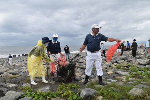 守護臺東美麗淨土 臺東慈濟攜手參與淨灘