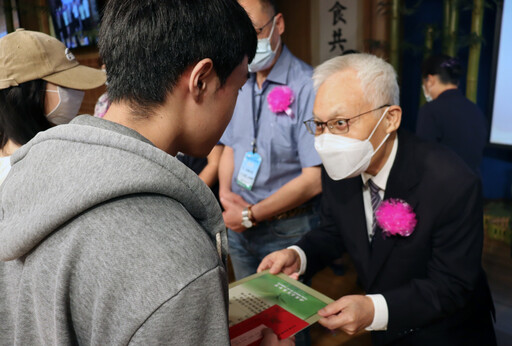 臺北市新芽獎學金頒獎 有愛相伴克服學習障礙