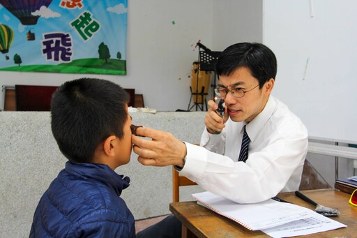 守護靈魂之窗 花慈李原傑獲花蓮縣醫療奉獻獎